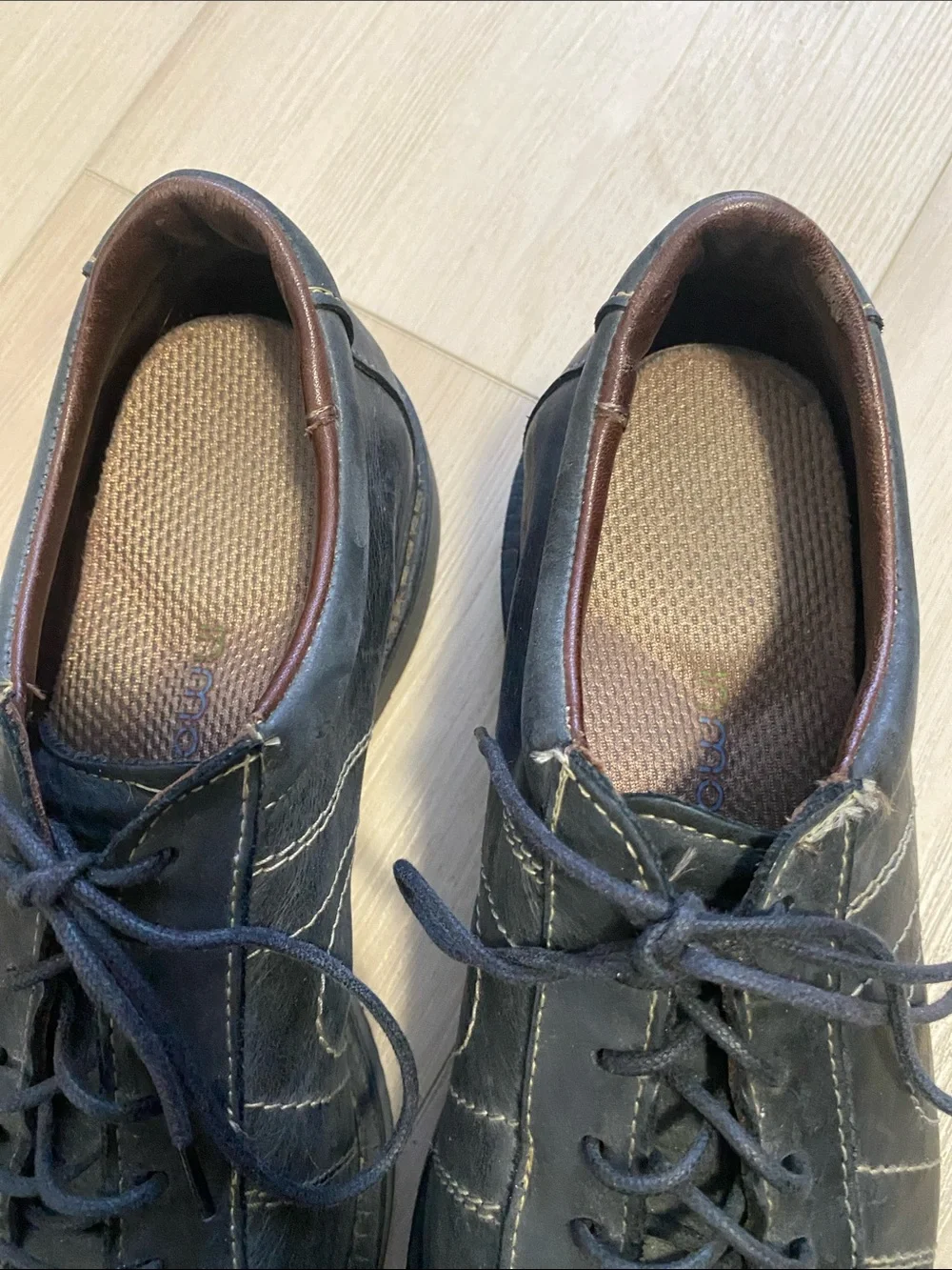 Allen Edmonds Voyager Black Leather Lace-Up Shoes with Contrast Stitching